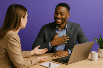 Um vendedor sentado em uma mesa de reunião moderna, sorrindo enquanto conversa com clientes. A cena transmite empatia, confiança e conexão, representando soft skills aplicadas em vendas.