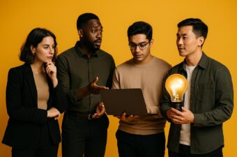quatro pessoas discutindo sobre um projeto com um laptop e uma lâmpada