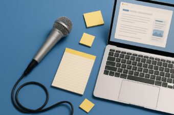 microfone, laptop e blocos de notas em mesa azul