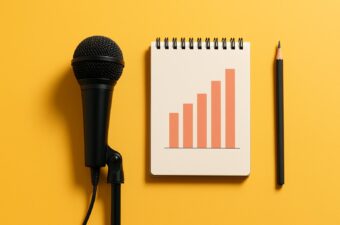 microfone e bloco de notas com gráfico crescente