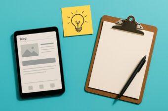 Tablet e bloco de notas com ideias criativas