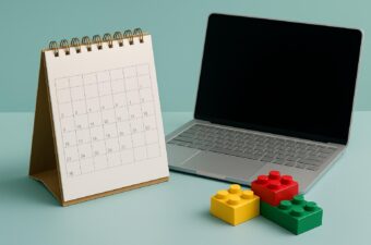 Calendário e laptop com peças de Lego ao lado.