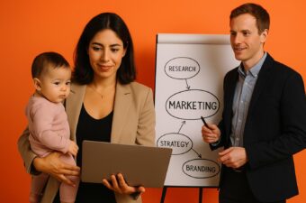profissional segurando laptop e bebê com questões de marketing ao fundo