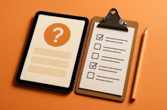 tablet e lista de verificação sobre fundo laranja