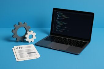 Laptop e engrenagens sobre mesa azul