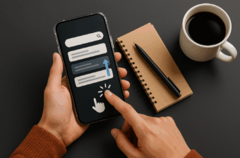 Pessoa segurando smartphone com tela de resultados de busca e ícone de clique, ao lado de caderno, caneta e xícara de café sobre mesa escura.