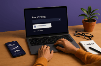 Mesa de trabalho moderna com notebook exibindo interface de IA, celular com relatório de SEO, caderno com o título “LLMO.txt”, óculos e planta em vaso, representando o uso de LLMs no marketing digital.