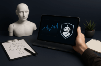 Pessoa segura um tablet exibindo um gráfico e um ícone de segurança para IA, ao lado de uma cabeça robótica, um bloco de notas, um fluxograma em um clipboard e uma pequena planta sobre uma mesa. A imagem representa o monitoramento de sistemas de inteligência artificial.