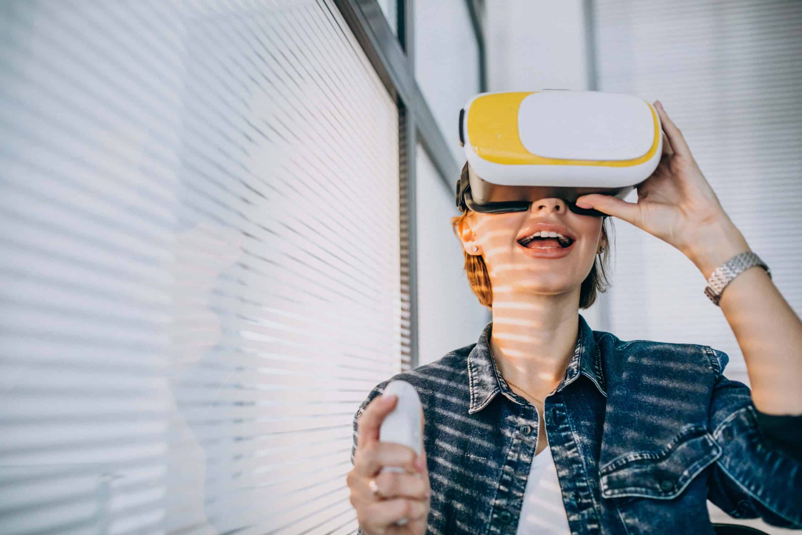 mulher usando óculos de realidade virtual phygital