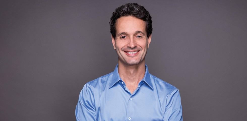 Rodolfo Medina em plano médio