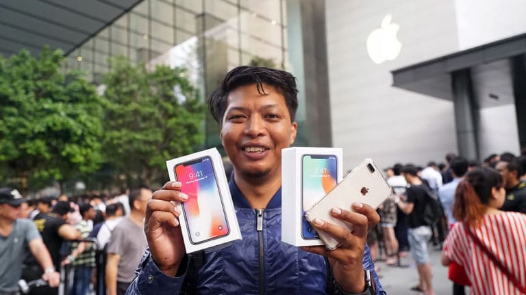 lançamento de iphone, da apple, leva multidão às compas