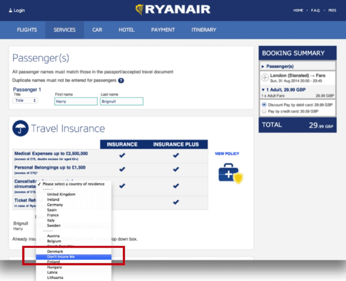 exemplo de site que não deu destaque ao usuário é o RyanAir, que oculta o botão "Não quero seguro de viagem" na página de reserva de bilhetes e o coloca em um lugar difícil de ser achado.