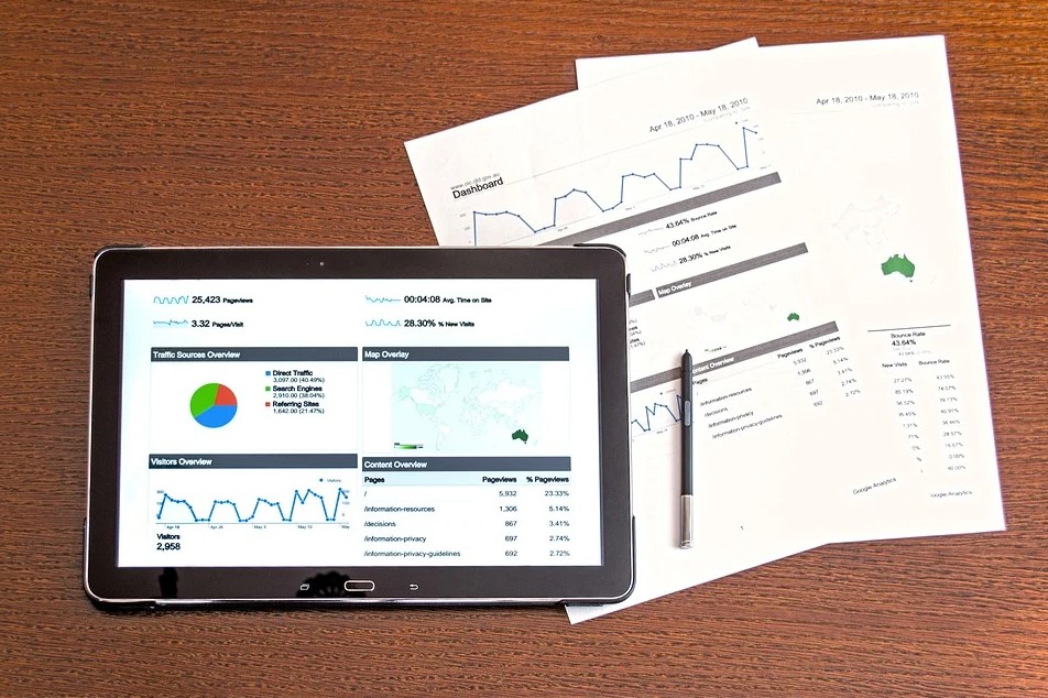 Tablet com gráficos de métricas. Defina métricas relevantes para monitorar a campanha