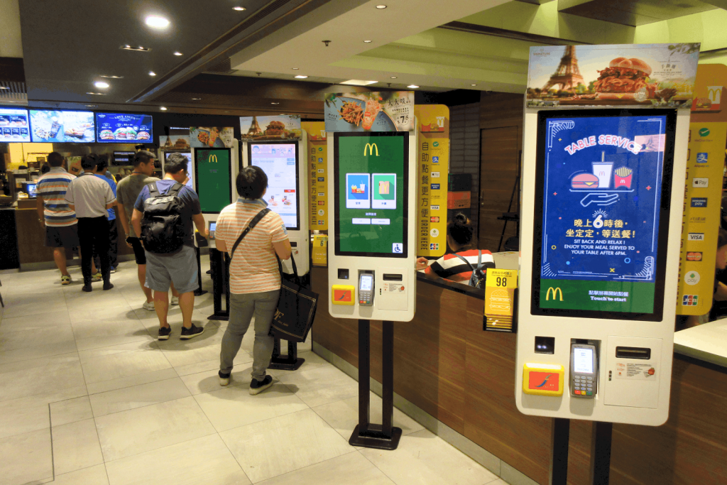 Serviços de autoatendimento no McDonalds