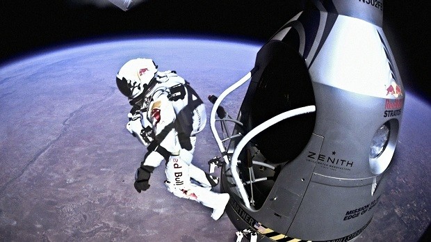 Imagem do live streaming do maior salto em queda livre da história